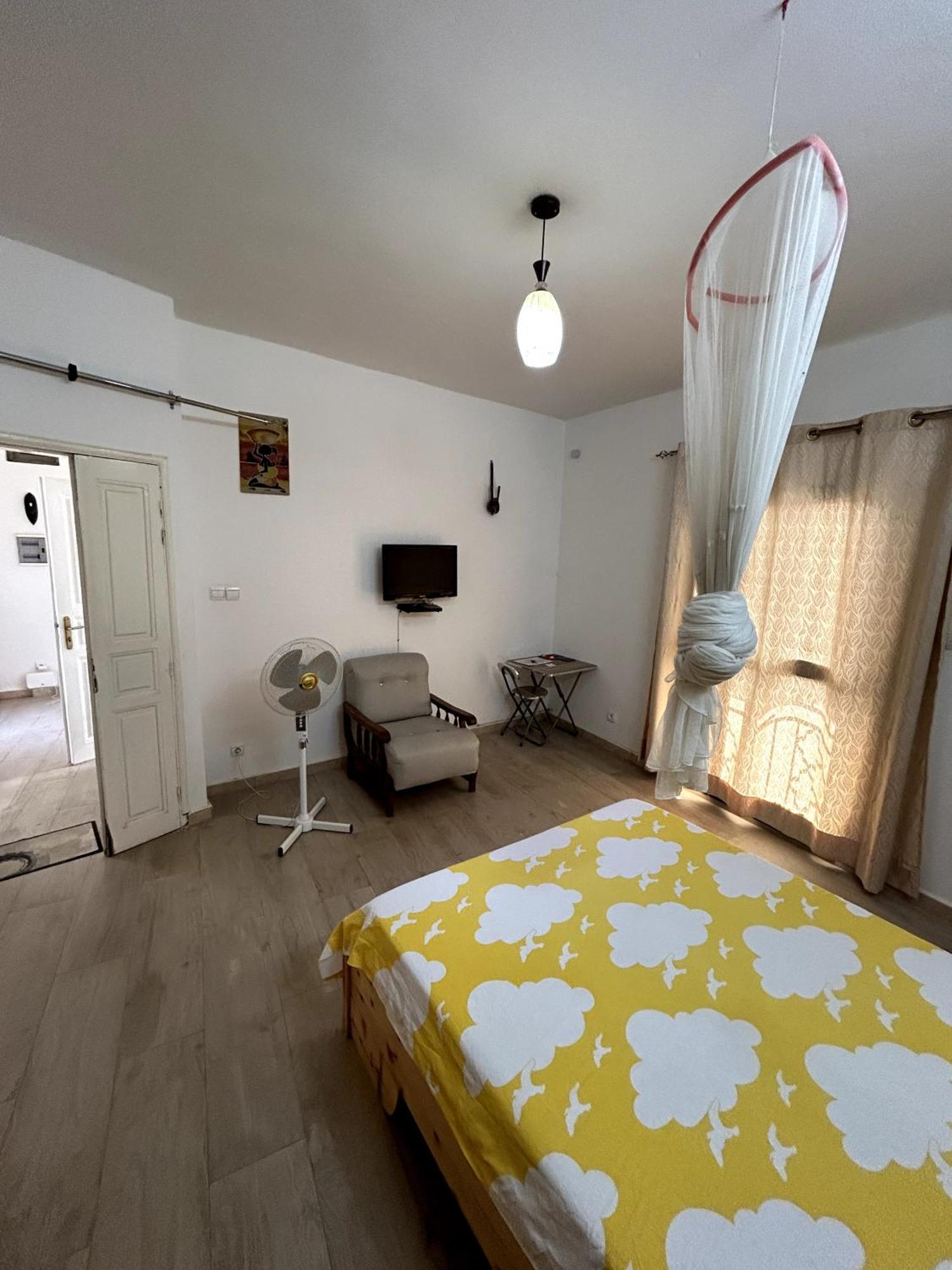 Chambre Spacieuse Avec Balcon - Salle De Bain Exterieure Privee & Breakfast Saint-Louis Exterior photo