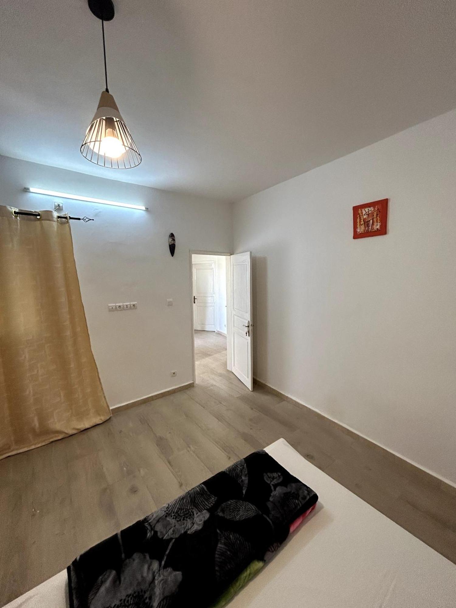 Chambre Spacieuse Avec Balcon - Salle De Bain Exterieure Privee & Breakfast Saint-Louis Exterior photo